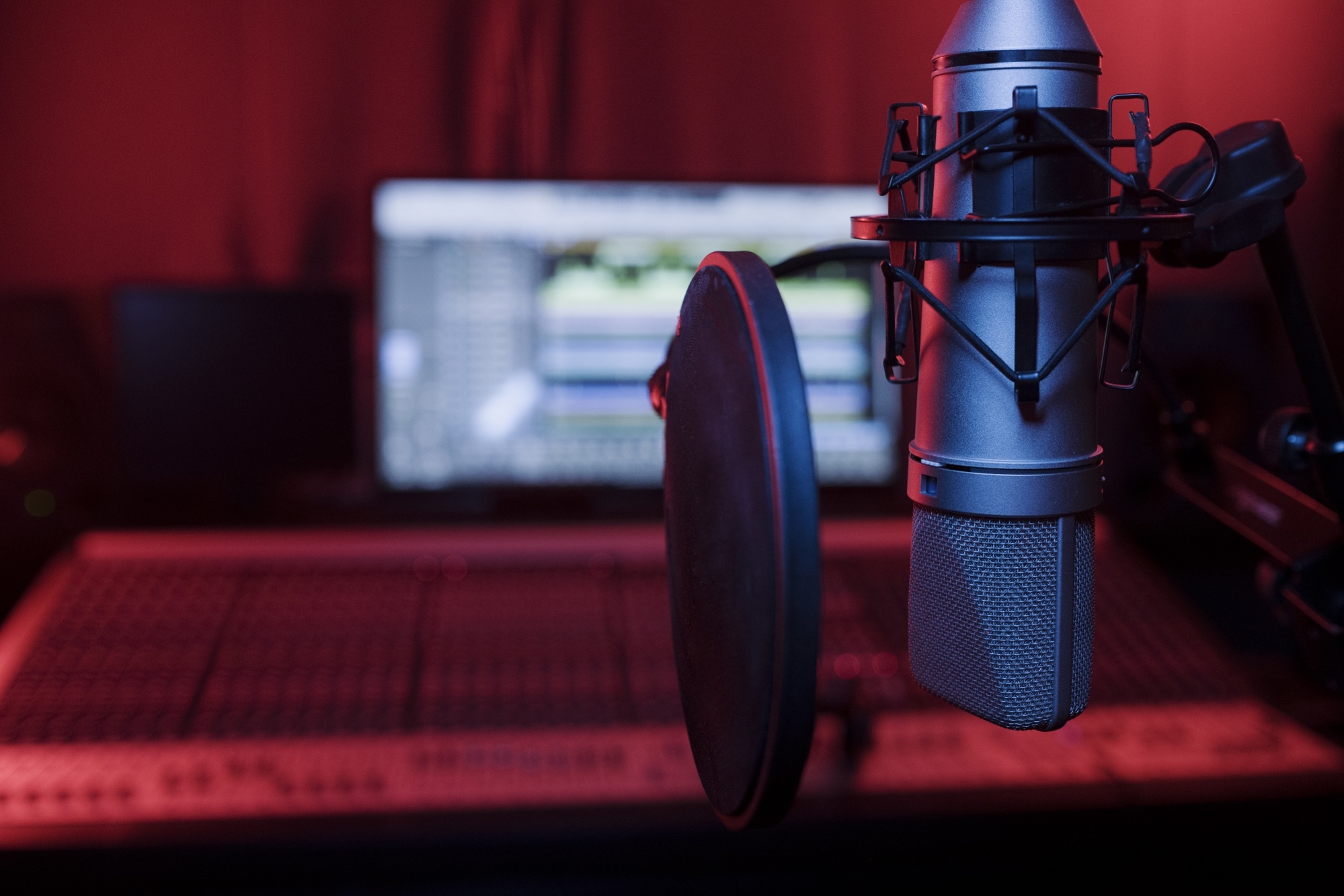 close-up-microphone-pop-filter-studio